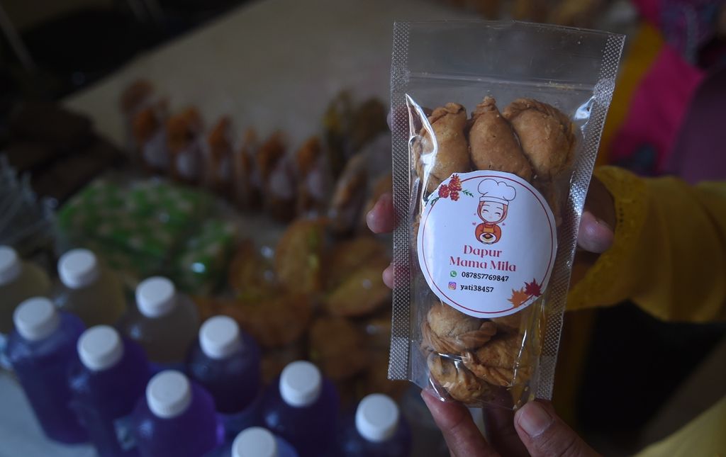 Produk makanan dalam Lomba UMKM di Kator Kelurahan Jagir, Kecamatan Wonokromo, Jawa Timur, Selasa (28/12/2021). Kegiatan untuk menginventarisir jumlah UMKM di kelurahan tersebut. Kegiatan juga menjadi sarana bagi perajin untuk memperkenalkan produk kerajinannya.  