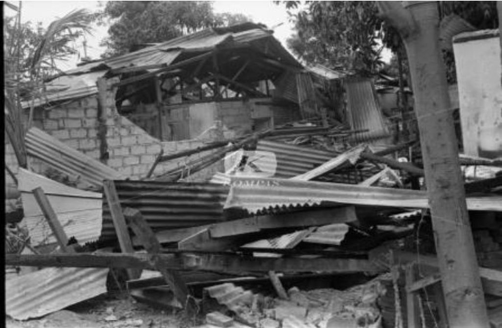 Kerusakan rumah akibat ledakan gudang amunisi di Korps Marinir, Cilandak, Jakarta, 29 Oktober 1984