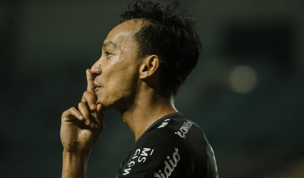 Pemain Bali United, Novri Setiawan, merayakan golnya ke gawang Bhayangkara FC pada laga Piala Presiden 2022 di Stadion Gelora Bandung Lautan Api, Kota Bandung, Jawa Barat, Kamis (16/6/2022). Bali United takluk 1-2. 