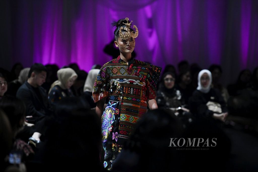 Model membawakan koleksi busana dalam Mel Ahyar Annual Show 2023 yang mengusung tema Kultulibrasi di City Hall PIM 3, Jakarta, Kamis (10/8/2023). 