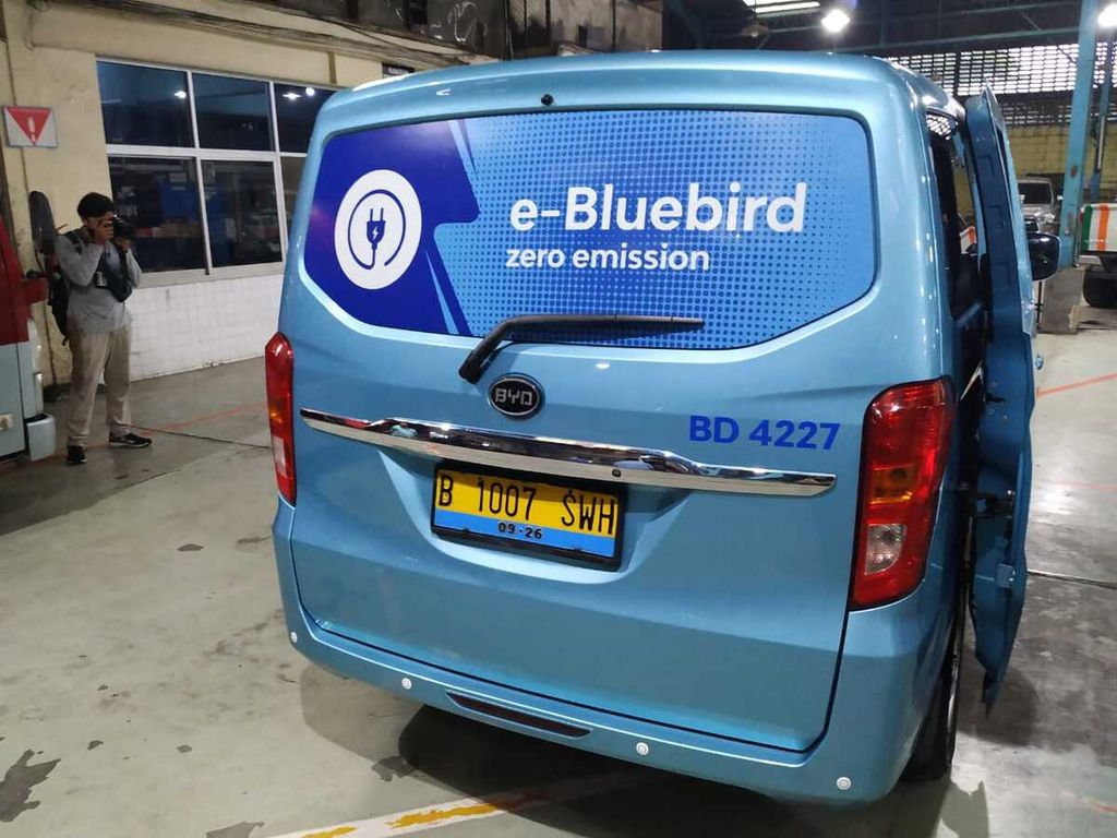 Armada taksi listrik Blue Bird mulai diandalkan sebagai salah satu cara PT Blue Bird Tbk dalam mendorong pengurangan emisi. Sektor transportasi menjadi salah satu penyumbang emisi terbesar di dunia.  
