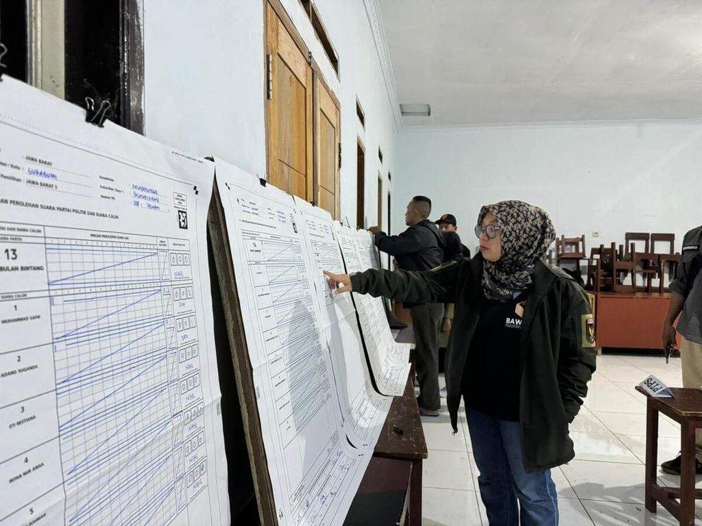 Koordinator Divisi Pencegahan dan Partisipasi Masyarakat Badan Pengawas Pemilu Jawa Barat Nuryamah memantau proses rekapitulasi suara di salah satu daerah di Jawa Barat pada 17 Februari 2024. Bawaslu telah merekomendasikan pemungutan suara ulang di tujuh daerah di Jawa Barat.