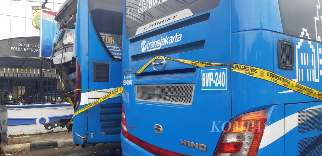 Bangkai bus Transjakarta yang rusak karena bertabrakan dalam insiden di Jalan Letjen MT Haryono, Jakarta Timur, Senin (25/10/2021) lalu. Kecelakaan terjadi karena sopir berinisial J diduga kuat mengalami serangan epilepsi.