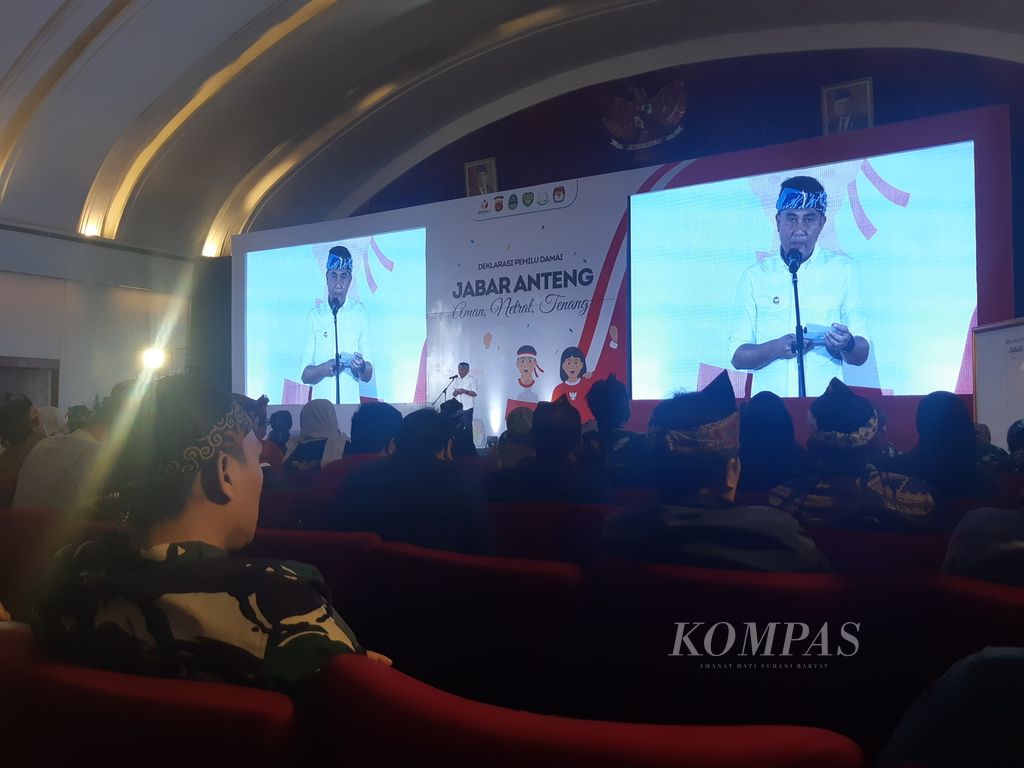 Penjabat Gubernur Jawa Barat Bey Machmudin memberikan sambutan dalam kegiatan deklarasi Jabar Anteng (Jawa Barat Aman, Netral, dan Tenang) dalam pelaksanaan Pemilu 2024 di Gedung Merdeka, Kota Bandung, Jawa Barat, Sabtu (18/11/2023).