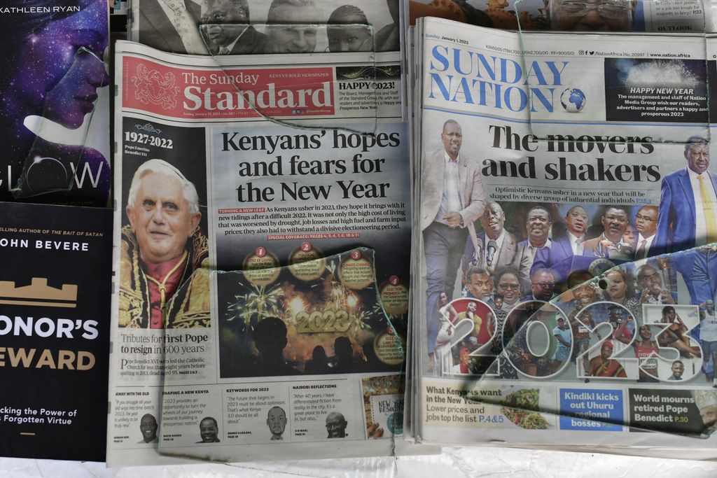 Koran lokal menampilkan berita kepergian Paus Emeritus Benediktus XVI di sebuah tempat penjualan surat kabar di Nairobi, Kenya, Minggu (1/1/2023). 