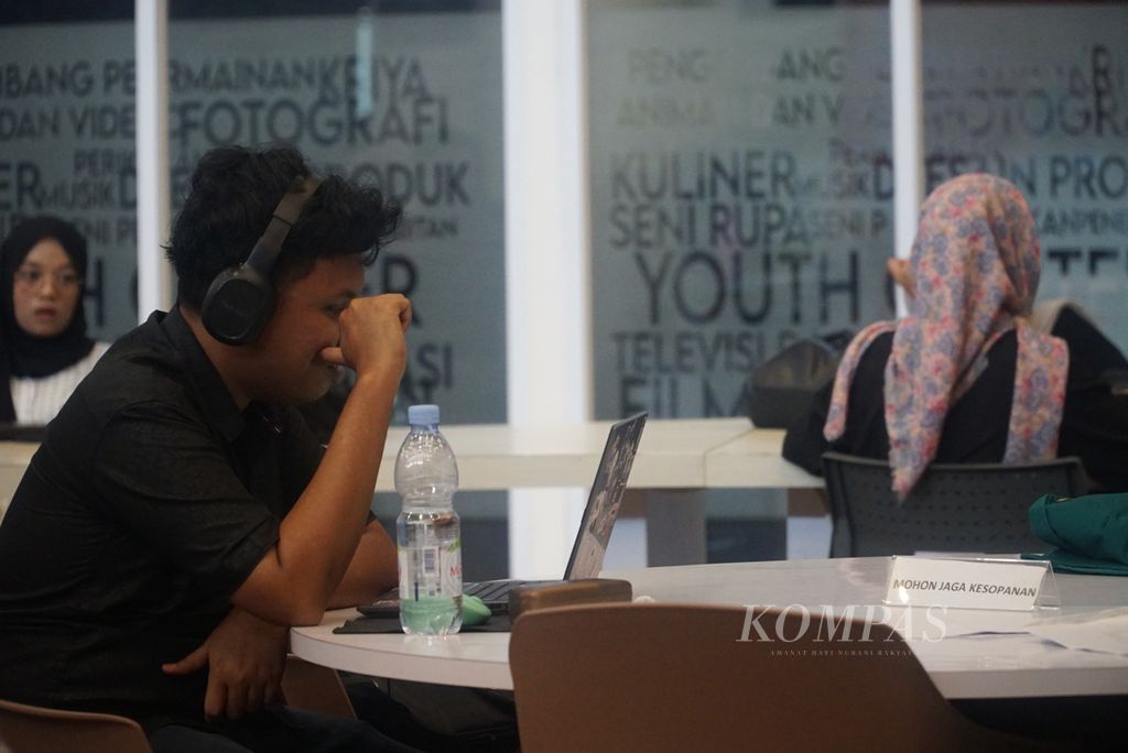 Pemuda sedang beraktivitas di ruang kerja bersama (<i>co-working space</i>) lantai II Bagindo Aziz Chan Youth Center di Kota Padang, Sumatera Barat, Rabu (24/4/2024). 