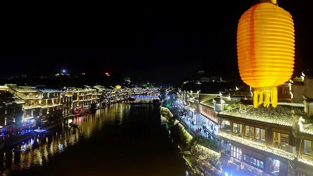 Kota Tua Fenghuang di malam hari, Jumat (17/11), di County Fenghuang, Provinsi Hunan, China.