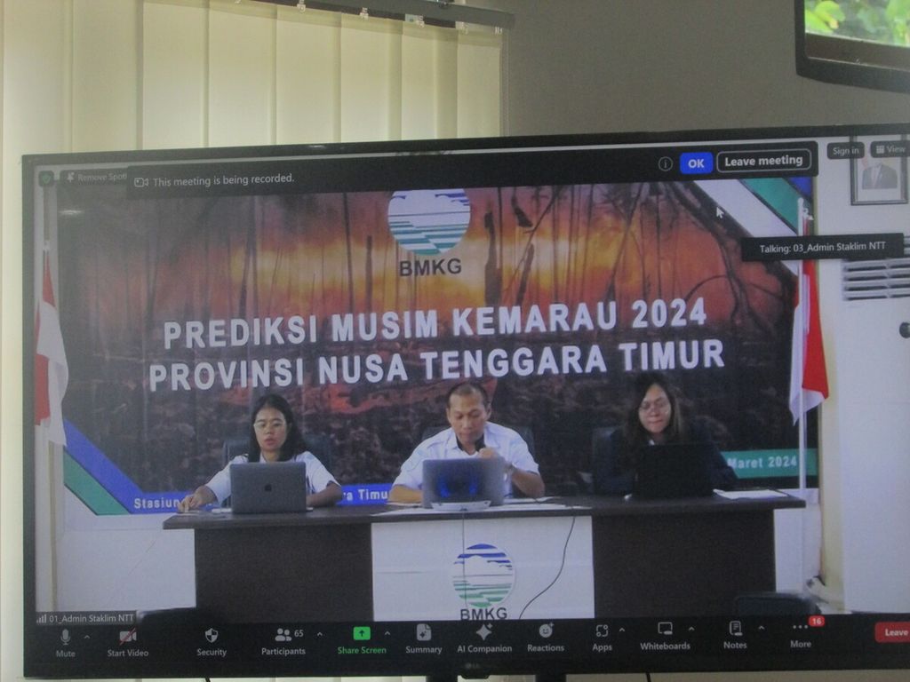 Kepala Stasiun Klimatologi BMKG Lasiana, Kupang, Rahmatullah Adji (tengah), didampingi Ruth Apriana (kiri), prakirawan Stasiun Klimatologi Lasiana, dan moderator Fera Adrinita (kanan), juga prakirawan Klimatologi Lasiana, Selasa (26/3/2024).