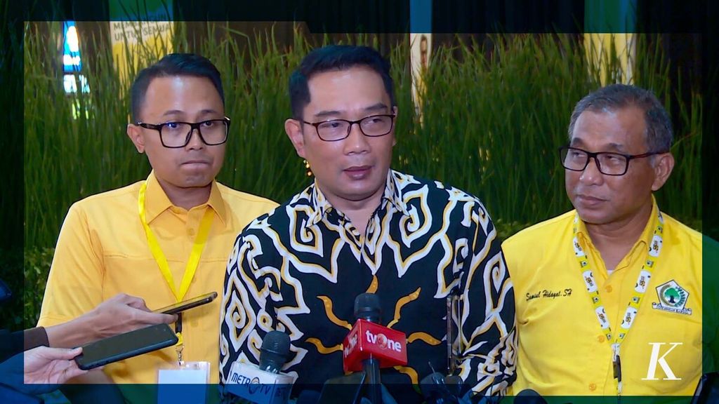Gubernur Jawa Barat Ridwan Kamil menjawab pertanyaan wartawan seusai menghadiri peringatan Hari Ulang Tahun Ke-58 Golkar, Jumat (21/10/2022).