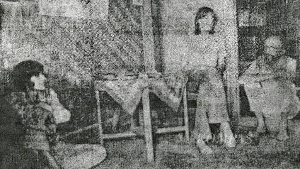 Ginny (duduk di kursi) dan Dave (kiri) berbincang dengan Prof Hugh di Pantai Sanur, Bali, November 1969. <i>Hippies</i> di Bali tak hanya di sekitar Kuta, tetapi juga beredar sampai ke desa-desa di Ubud. 