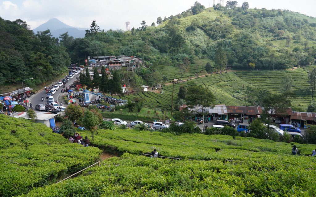 Kepadatan lalulintas di ruas jalur Puncak Pass, perbatasan Kabupaten Bogor dan Kabupaten Cianjur, Jawa Barat, Minggu (9/6/2019). Kawasan wisata Puncak menjadi salah satu tujuan hari terakhir libur Lebaran bagi para pekerja. Dampa dari arus liburan dan sebagian juga arus balik, lalulintas di kawasan puncak padat.