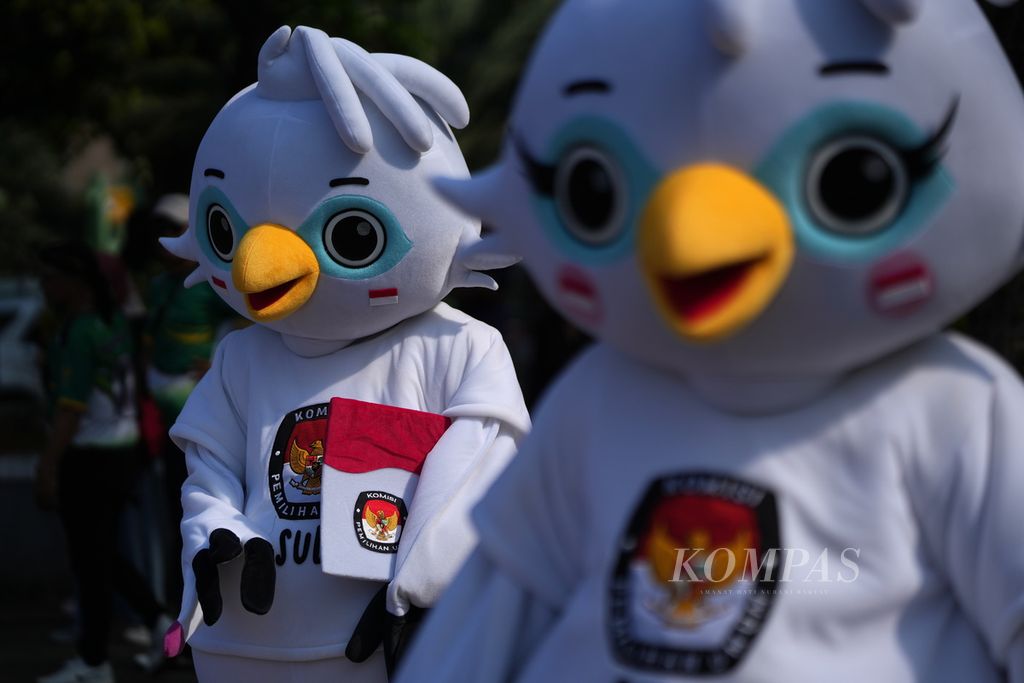 Maskot pemilu Sura Sulu meramaikan Kirab Pemilu 2024 di Alun-alun Kota Bekasi, Jawa Barat, Minggu (19/11/2023). 