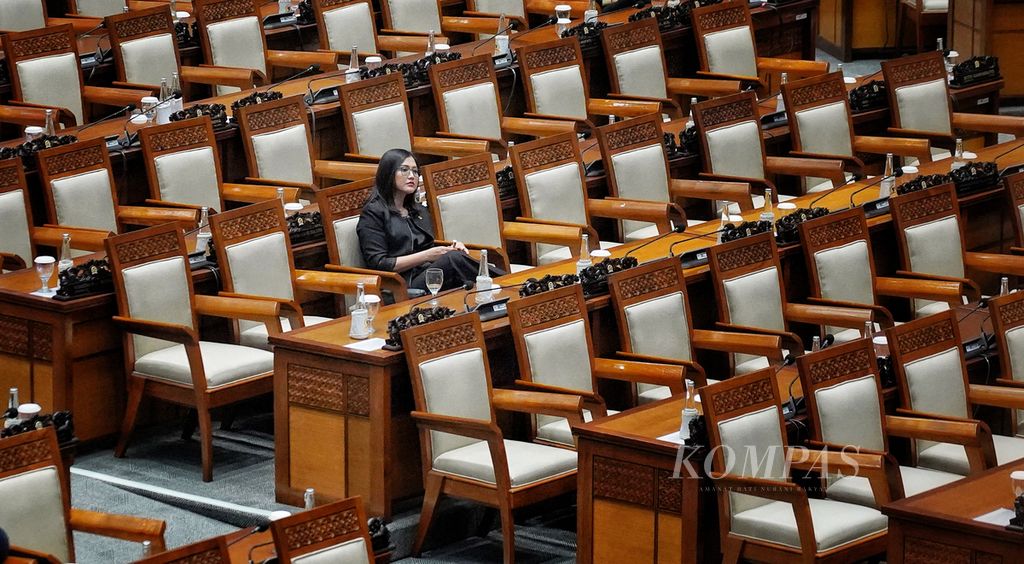 Seorang anggota parlemen yang duduk di antara kursi yang telah kosong saat Rapat Paripurna VII DPR di Ruang Sidang Paripurna DPR RI, Jakarta, hampir usai, Selasa (3/10/2023).