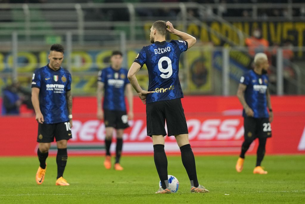 Reaksi pemain Inter Milan setelah lebih dulu kebobolan dalam pertandingan Liga Italia antara Inter Milan dan Fiorentina di Stadion Giuseppe Meazza, Milan, Minggu (20/3/2022) dini hari WIB. Pertandingan berakhir imbang 1-1. 