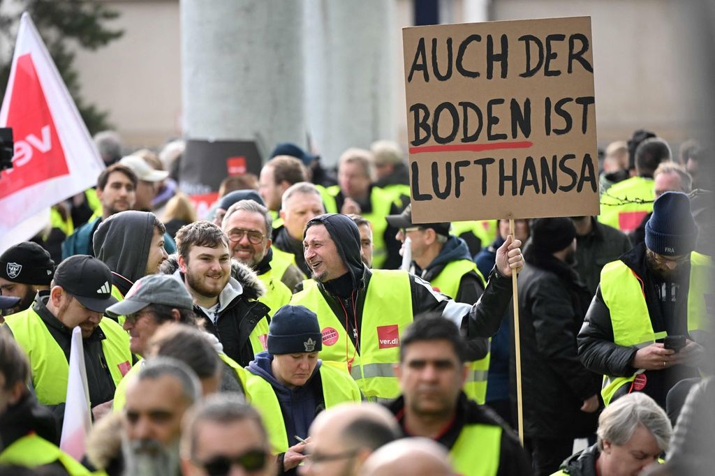 Karyawan maskapai penerbangan Jerman, Lufthansa, dan para anggota serikat pekerja German Union Verdi berunjuk rasa di luar Bandar Udara Frankfurt, Frankfurt am Main, Jerman, 20 Februari 2024. 