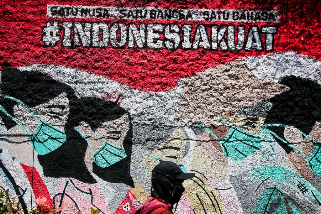 Menyuarakan semangat nasionalisme terus digaungkan masyarakat melalui beragam cara. Salah satu bentuk ekspresi itu dituangkan melalui media mural, seperti terlihat di kawasan Pisangan, Tangerang Selatan, Banten, Senin (21/2/2022). 