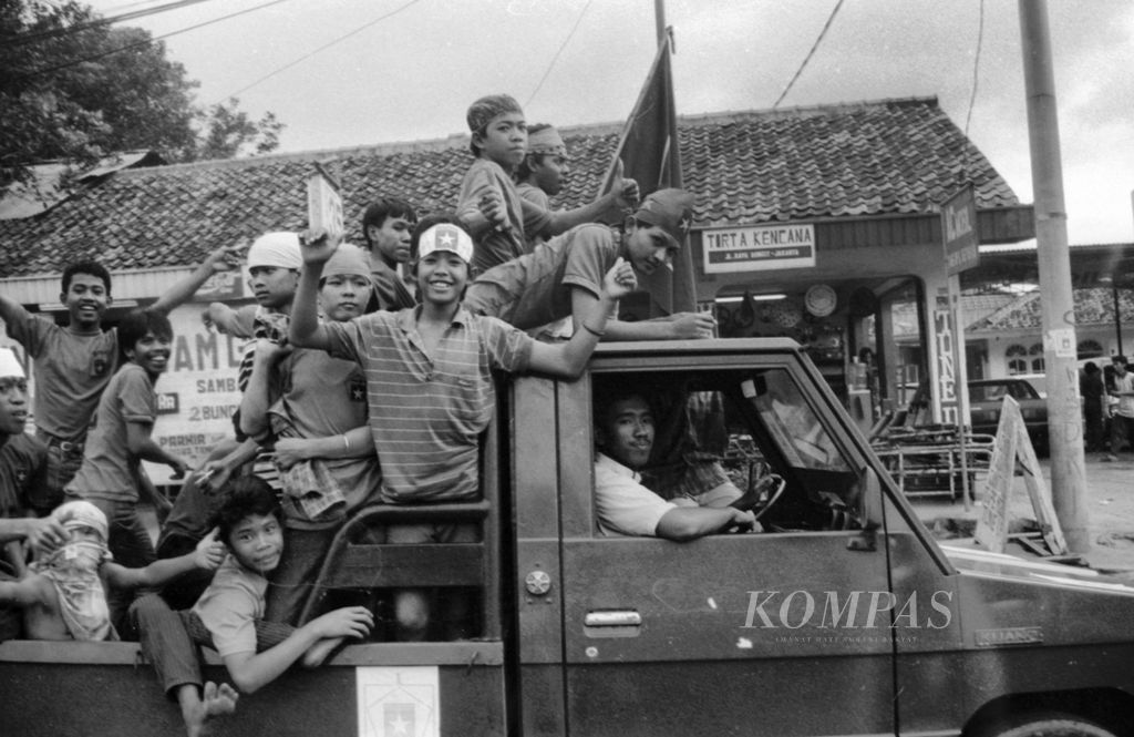 Meski belum berhak memilih karena masih di bawah umur, sejumlah anak-anak ikut memeriahkan kampanye salah satu partai politik untuk menyambut Pemilihan Umum 1992. Seperti tampak anak-anak yang berjubel naik kendaraan bak terbuka pada saat Partai Persatuan Pembangunan (PPP) mengadakan kampanye di Jakarta, Jumat (26/6/1992). Mereka hanya ikut keliling kota berhura-hura tanpa memikirkan bahaya. 