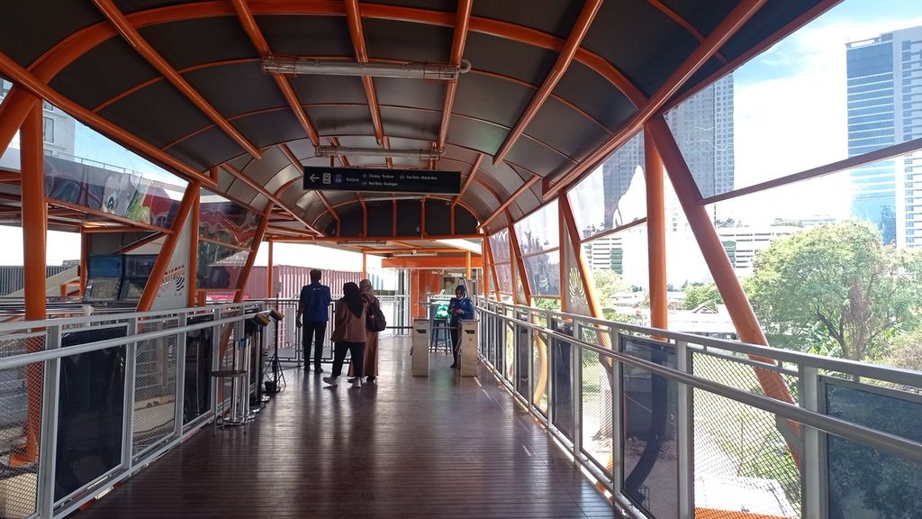 Halte Velbak yang terhubung dengan Skywalk Kebayoran, Jakarta, Minggu (22/1/2023). Pengguna kereta rel listrik dan Transjakarta dapat berpindah moda melalui <i>skywalk</i>.