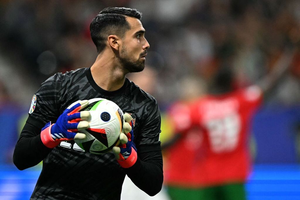 Aksi Penjaga gawang Portugal, Diogo Costa, dalam pertandingan babak 16 besar Piala Eropa 2024 antara Portugal dan Slovenia di Frankfurt Arena, Jerman, Selasa (2/7/2024) dini hari WIB.