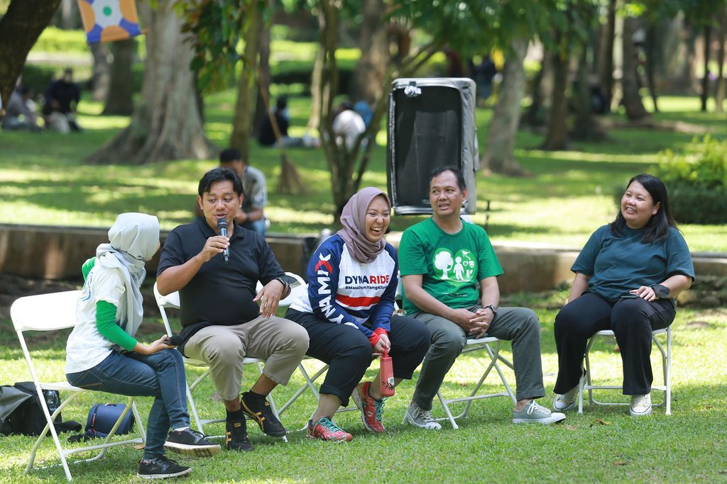(Dari kiri ke kanan) Co-founder Ayo ke Taman Niken Prawestiti, Co-founder Urban+ Ardzuna Sinaga, Widya Paramita dari Semen Indonesia Group, Nirwono Joga dari Kemitraan Kota Hijau, dan wartawan harian <i>Kompas</i> Neli Triana berdiskusi mengenai kondisi terkini trotoar di Jakarta dalam acara Festival Trotoar 2022 di Taman Langsat, Jakarta Selatan, Minggu (30/10/2022). Festival ini fokus pada hak pejalan kaki dan penyandang disabilitas di perkotaan untuk dapat menciptakan trotoar yang aman dan nyaman. 