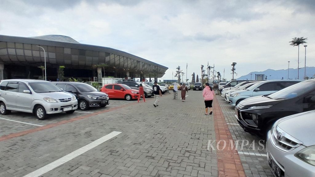 Lokasi parkir Bandara Dhoho di Kediri, Jawa Timur, Minggu (10/3/2024), ramai oleh kendaraan warga yang ingin menyaksikan bandara baru itu. Mereka, antara lain, datang dari sekitar Kediri, Malang, dan Surabaya.