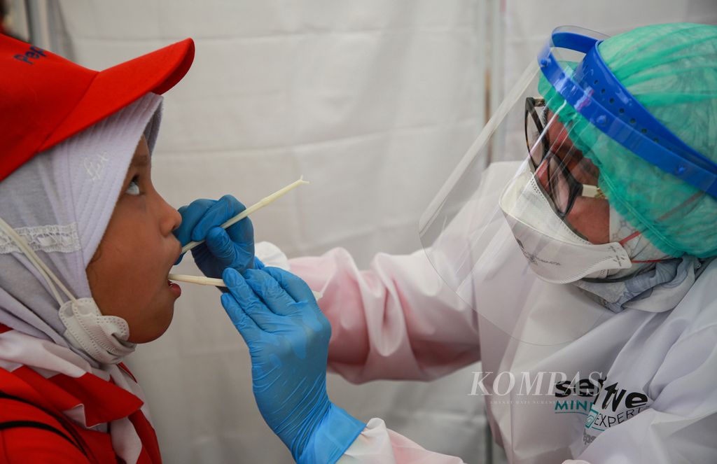 Dokter gigi memeriksa gigi siswa dalam acara bulan kesehatan gigi nasional (BKGN) 2022 di Plaza Utara Gelora Bung Karno, Senayan, Jakarta Pusat, Senin (12/9/2022).