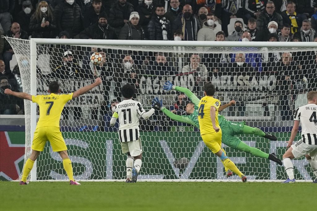 Pemain Villarreal Pau Tores (kanan) mencetak gol kedua untuk timnya dalam pertandingan babak 16 besar putaran kedua Liga Champions Eropa antara Juventus dan Villarreal, Kamis (17/3/2022) dini hari WIB, di Stadion Juventus Arena. Villarreal menang 3-0. 