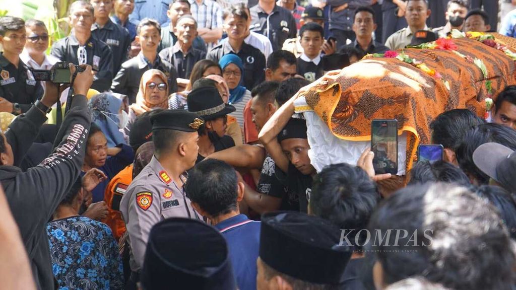 Prosesi pemakaman Aldi Apriyanto di Dusun Wuni, Desa Nglindur, Kecamatan Girisubo, Kabupaten Gunungkidul, Daerah Istimewa Yogyakarta, Senin (15/5/2023). Aldi merupakan warga setempat yang tewas akibat tertembak senapan aparat kepolisian dalam acara campursari di dusun itu pada Minggu (14/5) malam.