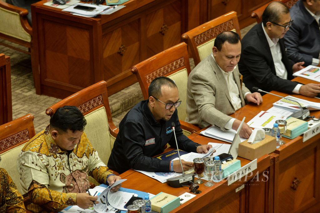 Kepala Pusat Pelaporan dan Analisis Transaksi Keuangan (PPATK) Ivan Yustiavandana (kedua dari kiri) memaparkan pencapaian dan program PPATK di Kompleks Parlemen, Jakarta, Rabu (7/6/2023). 