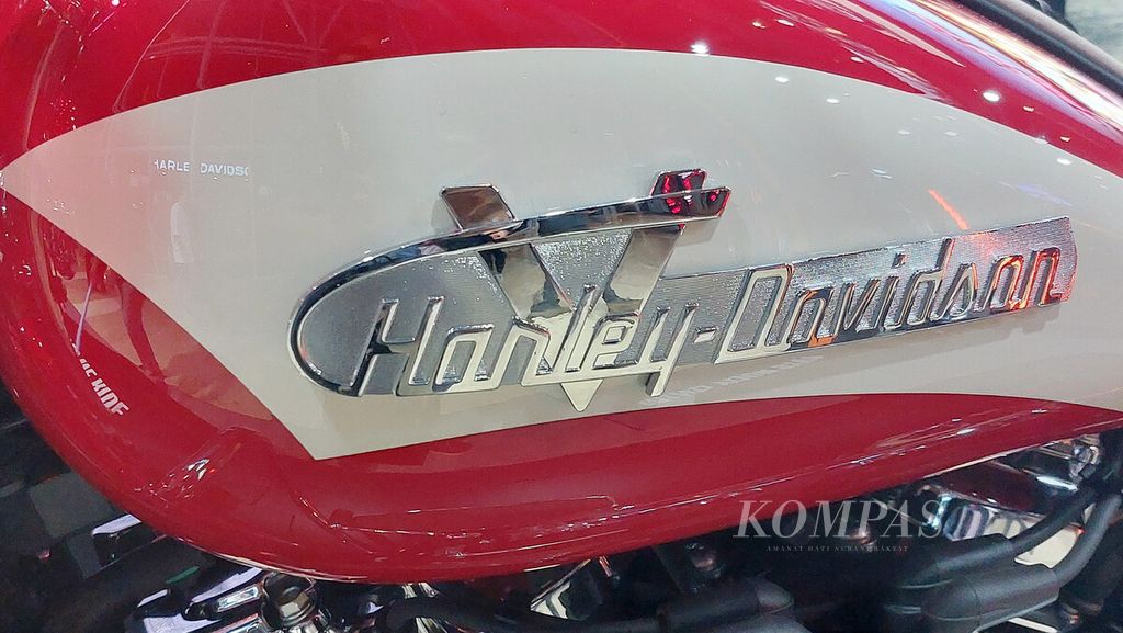 Embos krom Harley-Davidson V pada tangki yang terinspirasi dari lencana tangki tahun 1955-56 pada Hydra-Glide Revival 2024. 