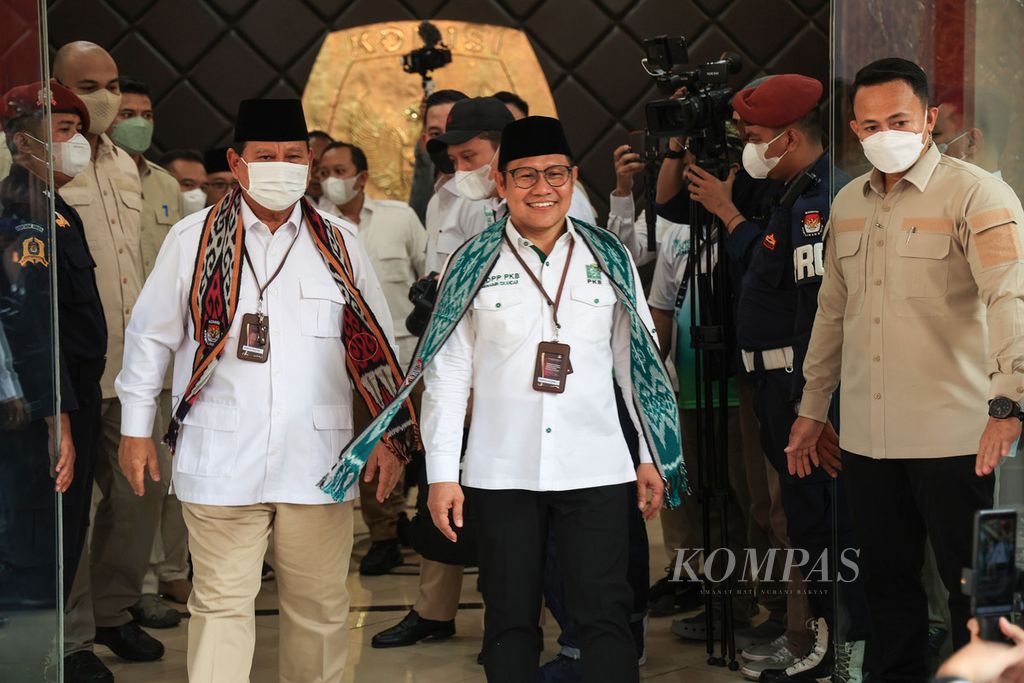 Ketua Umum Partai Gerindra Prabowo Subiyanto (kiri) bersama Ketua Umum Partai Kebangkitan Bangsa (PKB) Muhaimin Iskandar mendaftar bersama untuk calon partai politik peserta Pemilu 2024 di Gedung Komisi Pemilihan Umum, Jakarta, Senin (8/8/2022). 