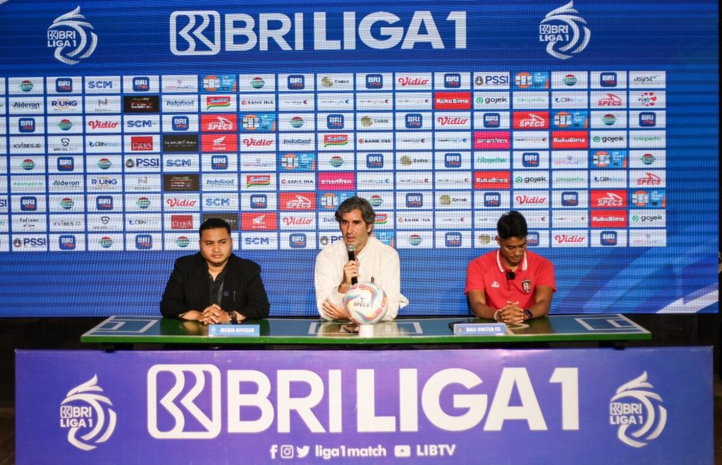 Pelatih Bali United Alessandro Stefano Cugurra Rodrigues (tengah) bersama pemain Bali United, I Made Andhika Pradana Wijaya (kanan), memberikan keterangan dalam jumpa pers di Stadion Kapten I Wayan Dipta, Gianyar, Kamis (7/3/2024).