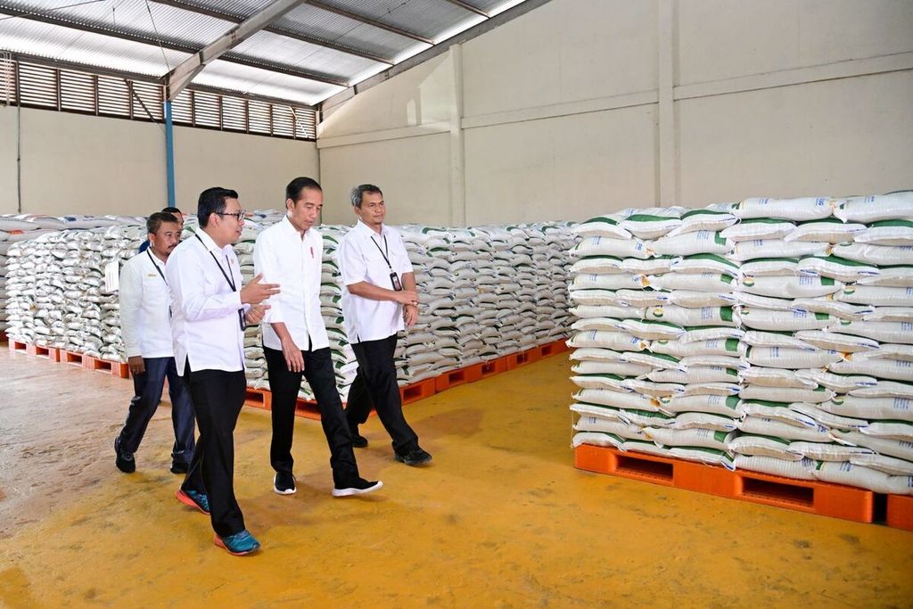 Presiden Joko Widodo kembali menyerahkan bantuan pangan cadangan beras pemerintah kepada sejumlah keluarga penerima manfaat di Gudang Bulog Baru Tenau, Kota Kupang, Provinsi Nusa Tenggara Timur, Rabu (6/12/2023). Kenaikan harga beras meningkatkan permasalahan gizi anak setempat.
