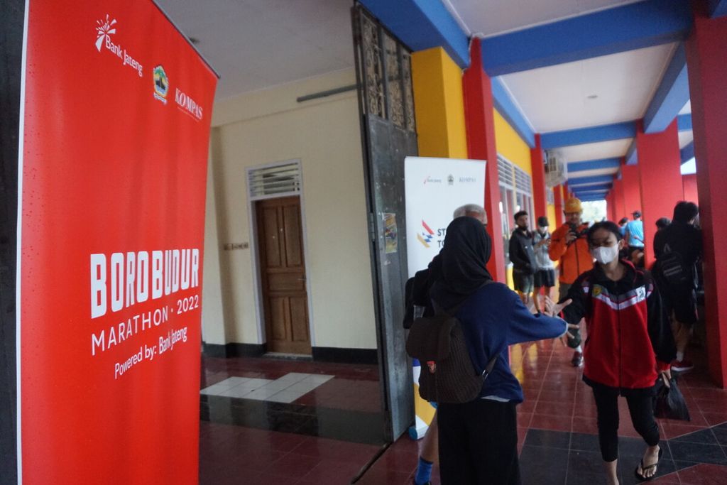 Peserta "The Tour" Borobudur Marathon 2022 berdatangan di GOR Satria Purwokerto, Banyumas, Jawa Tengah, Minggu (7/8/2022).