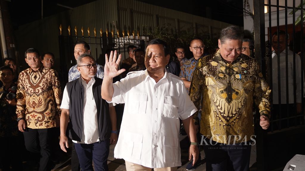 Bakal calon presiden dari Koalisi Indonesia Maju (KIM), Prabowo Subianto, melambaikan tangan didampingi para ketua umum parpol dalam KIM setelah menggelar pertemuan di Kertanegara, Jakarta Selatan, Jumat (13/10/2023). 