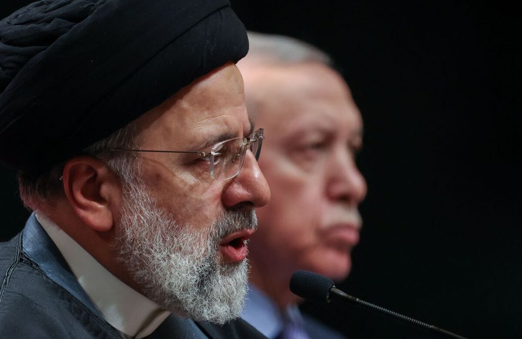 Presiden Iran Ebrahim Raisi (kiri) memberikan keterangan kepada media ditemani Presiden Turki Recep Tayyip Erdogan seusai pertemuan di Ankara, Turki, Rabu (24/1/2024). 