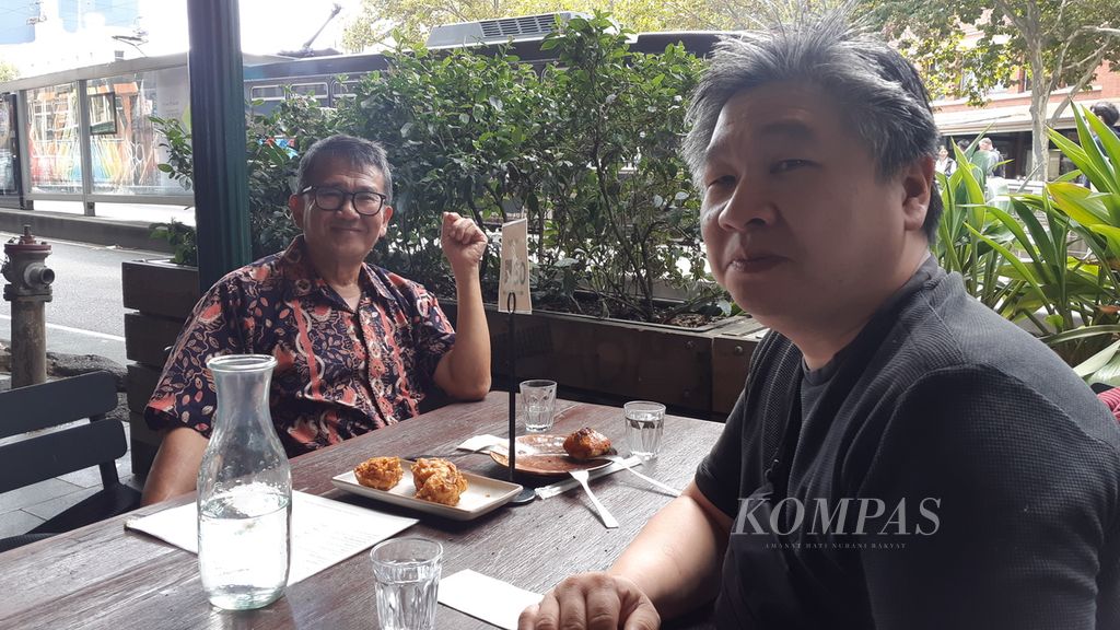 Pensiunan jurnalis Sastra Wijaya yang menetap di Melbourne dan Michael Samsir, Ketua Indonesian Culinary Association of Victoria (ICAV), bertemu di Restoran Kenangan, salah satu restoran Indonesia di pusat kota Melbourne, Australia, Kamis (29/2/2024).