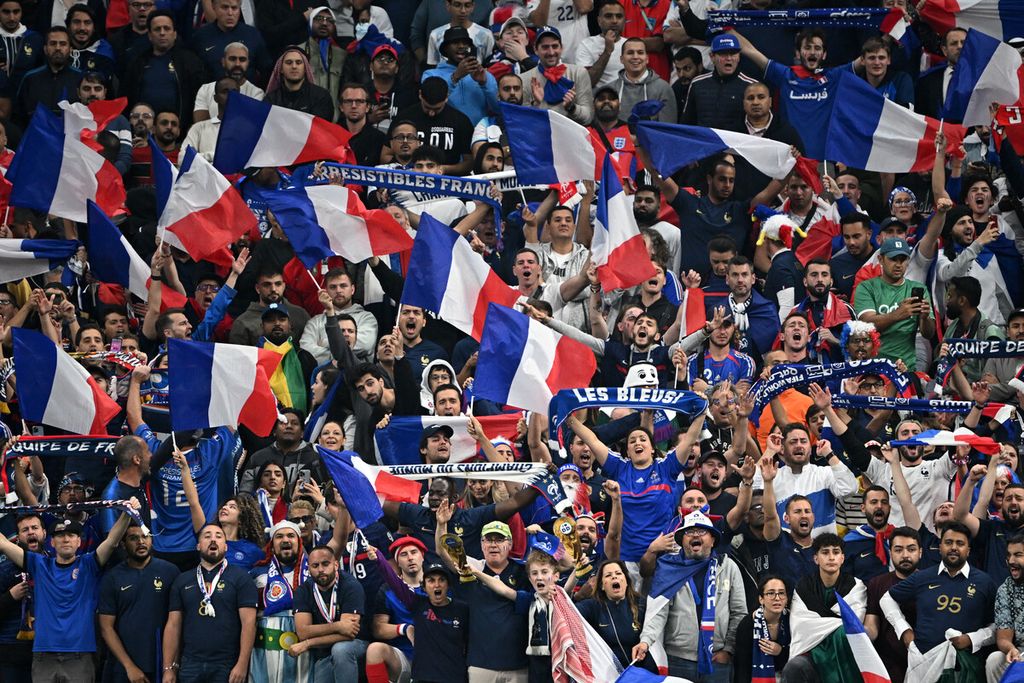 Suporter Perancis bersorak saat pertandingan sepak bola perempat final Piala Dunia Qatar 2022 antara Inggris dan Perancis di Stadion Al-Bayt di Al Khor, utara Doha, Qatar (10/12/2022).