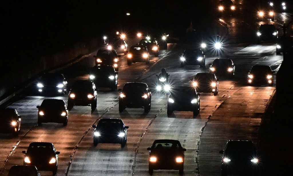 Mobil-mobil melaju di jalanan Los Angeles, Amerika Serikat, Rabu (22/11/2023), sementara jutaan orang lainnya bepergian dalam periode libur Thanksgiving.  