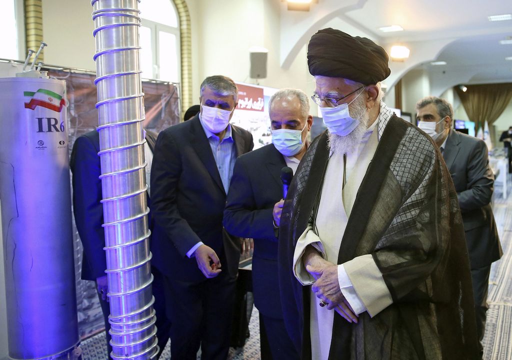 Pemimpin Tertinggi Iran Ayatollah Ali Khamenei (kanan) mengunjungi pameran tentang pencapaian program nuklir Iran di kompleks kantornya di Teheran, 11 juni 2023. 