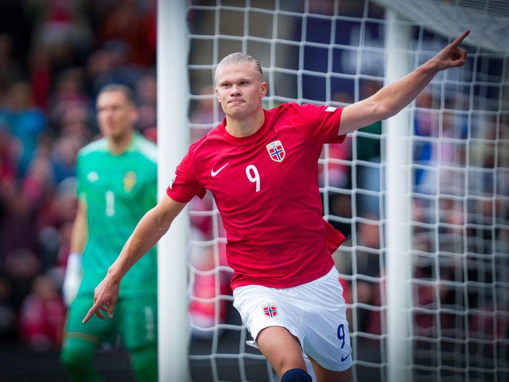 Penyerang timnas Norwegia, Erling Braut Haaland, melakukan selebrasi setelah mencetak gol dalam pertandingan Liga Nasional Eropa antara Norwegia dan Swedia di Oslo, Norwegia, Minggu (12/6/2022). Haaland akan memperkuat Manchester City mulai musim 2022/2023 sampai kontraknya berakhir pada 30 Juni 2027. 