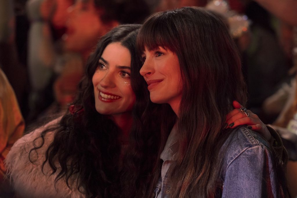 Izzy (Ella Rubin) and Sol&egrave;ne (Anne Hathaway) in the film <i>The Idea of ​​You</i>.