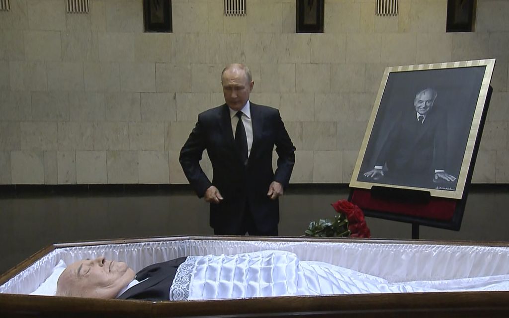 Dalam foto yang diambil dari tayangan televisi Pemerintah Rusia, Kamis (1/9/2022), Presiden Rusia Vladimir Putin melayat ke rumah sakit tempat jenazah mantan pemimpin Uni Soviet, Mikhail Gorbachev, bersemayam di Moskwa, Rusia. 