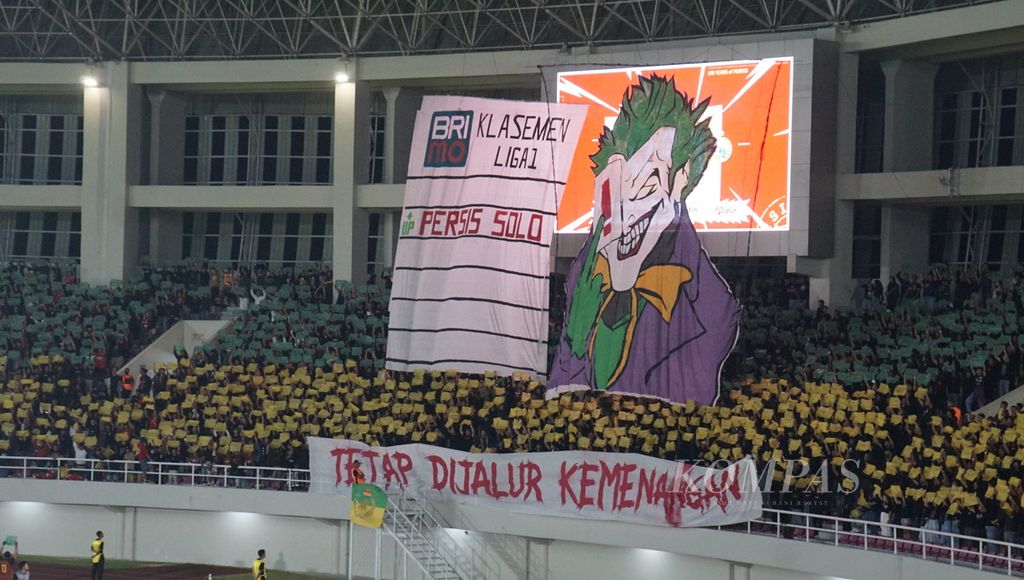 Kelompok suporter Persis Solo membuat koreografi bergambar tokoh "Joker" dalam laga lanjutan Liga 1 antara Persis Solo kontra Persija Jakarta, di Stadion Manahan, Kota Surakarta, Jawa Tengah, Sabtu (30/9/2023). Laga itu berakhir dengan skor 2-2.