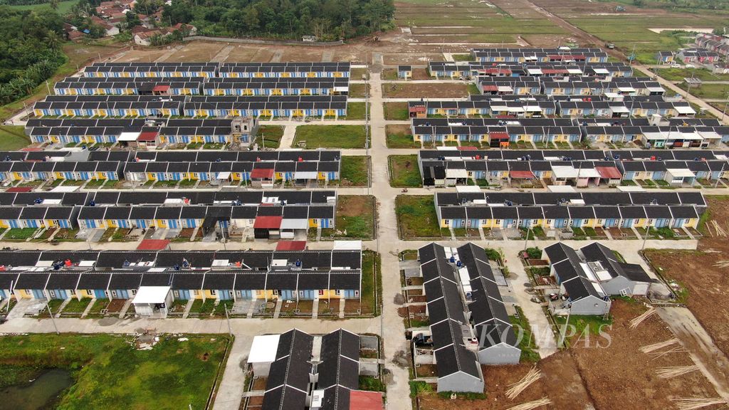A row of newly built houses that are almost completed in Cibunar, Parung Panjang District, Bogor Regency, West Java, on Thursday (19/1/2023). Hundreds of houses built in this area are subsidized government homes with mortgage programs.