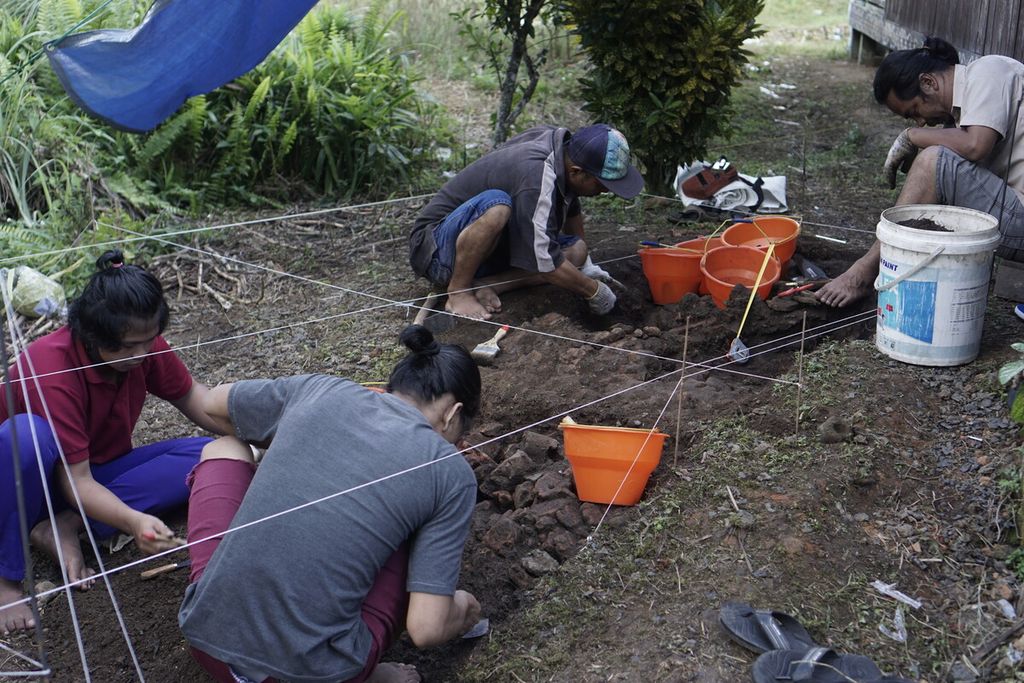 Tim dari Pusat Penelitian Arkeologi Nasional melakukan ekskavasi atau penggalian di samping Sekretariat Dewan Adat Dayak Paser di Kelurahan Maridan, Kecamatan Sepaku, Penajam Paser Utara, Kalimantan Timur, Kamis (27/5/2021). 