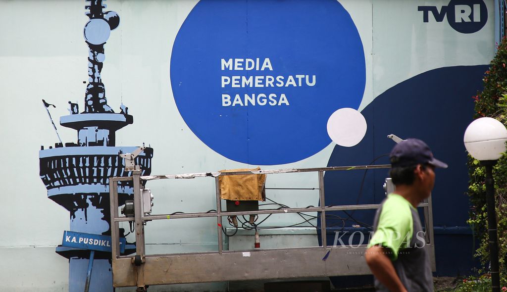 Mural menghiasi salah satu gedung di kompleks Lembaga Penyiaran Publik Televisi Republik Indonesia (TVRI) di Senayan, Jakarta Pusat, Sabtu (18/1/2020). 
