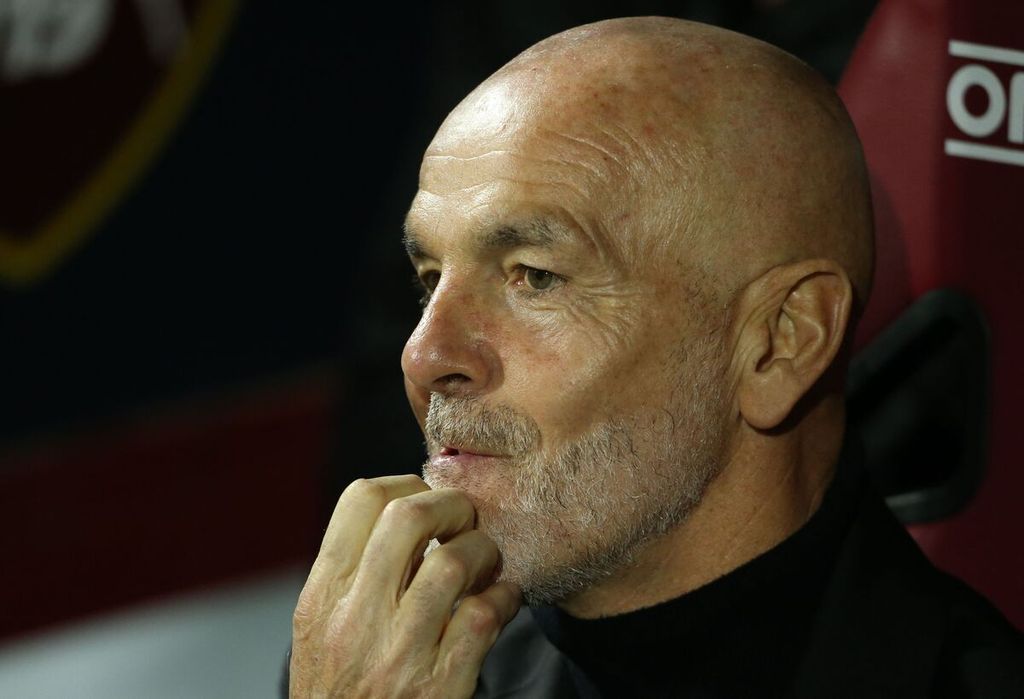 Ekspresi Pelatih AC Milan Stefano Pioli saat pertandingan Liga Italia antara Salernitana dan AC Milan di Stadion Arechi, Salerno, Sabtu (23/12/2023). Pioli terancam dipecat menyusul hasil buruk yang diraih AC Milan di Liga Italia dan Liga Champions. 