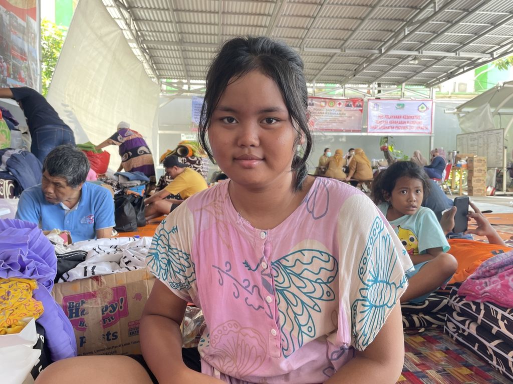 Fitri Anjani (12), pengungsi kebakaran Depo Pertamina Plumpang, ditemui di posko pengungsian PMI Jakarta Utara, Senin (6/3/2023). Ia merupakan siswa kelas V SDN Rawa Badak Selatan 09, Koja,