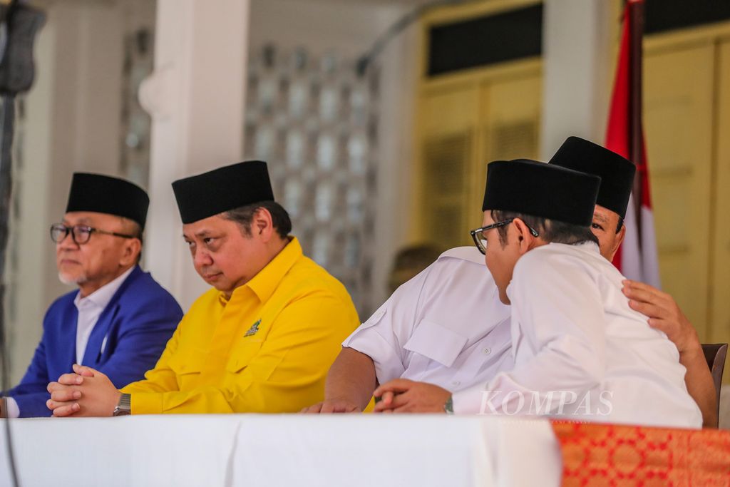 Ketua Umum Partai Gerindra sekaligus bakal calon presiden Prabowo Subianto (kedua dari kanan) berbisik kepada Ketua Umum PKB Muhaimin Iskandar di Museum Perumusan Naskah Proklamasi, Jakarta, Minggu (13/8/2023). 